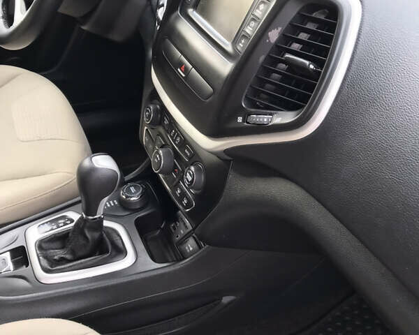 Джип Чероки 2015 в Киеве на Automoto.ua Белый Джип Чероки, объемом двигателя 3.24 л и пробегом 100 тыс. км за 15200 $, фото 51 на Automoto.ua