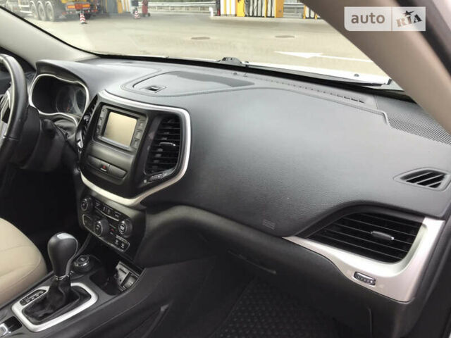 Джип Чероки 2015 в Киеве на Automoto.ua Белый Джип Чероки, объемом двигателя 3.24 л и пробегом 100 тыс. км за 15200 $, фото 50 на Automoto.ua