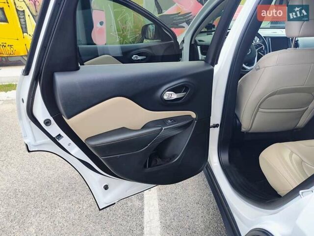 Джип Cherokee 2015 у Києві на Automoto.ua Білий Джип Cherokee, об'ємом двигуна 3.24 л та пробігом 148 тис. км за 13800 $, фото 21 на Automoto.ua