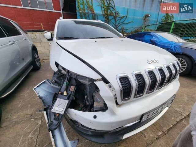 Белый Джип Чероки, объемом двигателя 2 л и пробегом 137 тыс. км за 12800 $, фото 1 на Automoto.ua