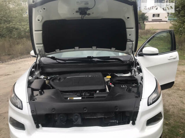 Джип Чероки 2015 в Киеве на Automoto.ua Белый Джип Чероки, объемом двигателя 3.24 л и пробегом 100 тыс. км за 15200 $, фото 60 на Automoto.ua