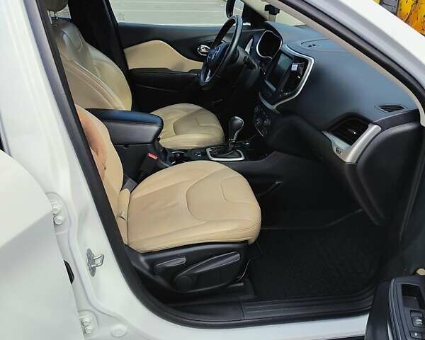 Джип Cherokee 2015 у Києві на Automoto.ua Білий Джип Cherokee, об'ємом двигуна 3.24 л та пробігом 148 тис. км за 13800 $, фото 10 на Automoto.ua