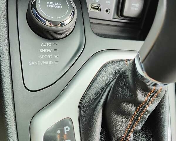 Джип Cherokee 2015 у Києві на Automoto.ua Білий Джип Cherokee, об'ємом двигуна 3.24 л та пробігом 148 тис. км за 13800 $, фото 23 на Automoto.ua