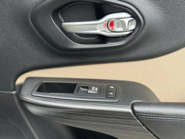 Білий Джип Cherokee, об'ємом двигуна 2.4 л та пробігом 48 тис. км за 15500 $, фото 14 на Automoto.ua