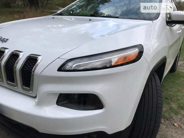 Джип Чероки 2015 в Киеве на Automoto.ua Белый Джип Чероки, объемом двигателя 3.24 л и пробегом 100 тыс. км за 15200 $, фото 2 на Automoto.ua