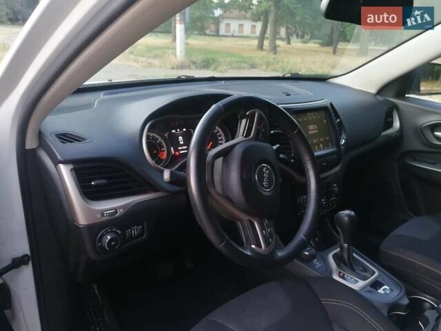 Білий Джип Cherokee, об'ємом двигуна 2.4 л та пробігом 202 тис. км за 12200 $, фото 1 на Automoto.ua