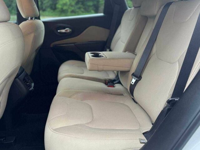 Білий Джип Cherokee, об'ємом двигуна 2.4 л та пробігом 48 тис. км за 15500 $, фото 15 на Automoto.ua