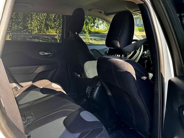 Білий Джип Cherokee, об'ємом двигуна 2.4 л та пробігом 267 тис. км за 12300 $, фото 7 на Automoto.ua