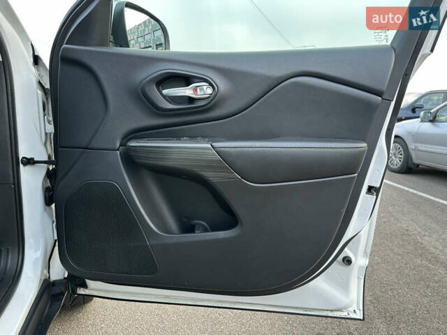 Белый Джип Чероки, объемом двигателя 3.24 л и пробегом 200 тыс. км за 12990 $, фото 21 на Automoto.ua