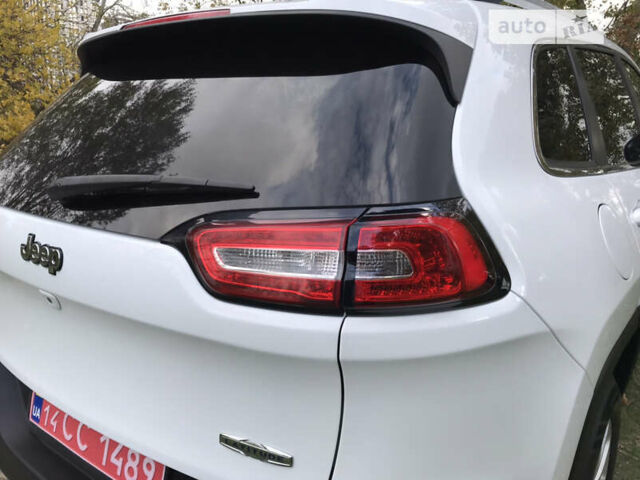 Джип Чероки 2015 в Киеве на Automoto.ua Белый Джип Чероки, объемом двигателя 3.24 л и пробегом 100 тыс. км за 15200 $, фото 11 на Automoto.ua