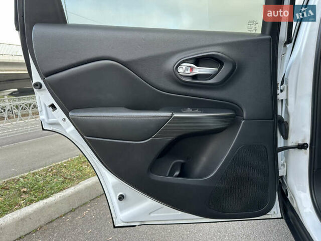 Белый Джип Чероки, объемом двигателя 3.24 л и пробегом 200 тыс. км за 12990 $, фото 24 на Automoto.ua