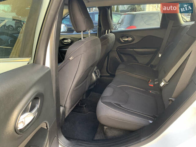 Білий Джип Cherokee, об'ємом двигуна 2.36 л та пробігом 297 тис. км за 9650 $, фото 20 на Automoto.ua