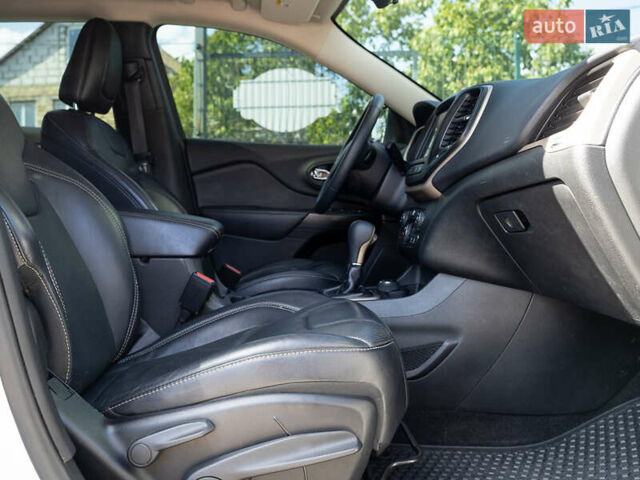 Белый Джип Чероки, объемом двигателя 2 л и пробегом 123 тыс. км за 15700 $, фото 42 на Automoto.ua