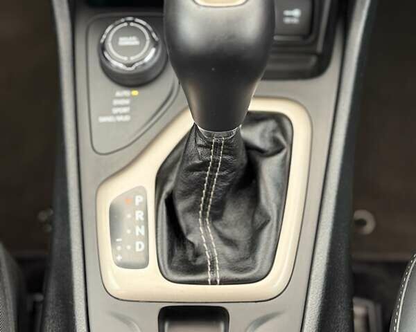 Джип Чероки 2015 в Черновцах на Automoto.ua Белый Джип Чероки, объемом двигателя 2.36 л и пробегом 123 тыс. км за 12990 $, фото 43 на Automoto.ua