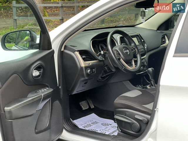 Білий Джип Cherokee, об'ємом двигуна 2.4 л та пробігом 165 тис. км за 11999 $, фото 10 на Automoto.ua