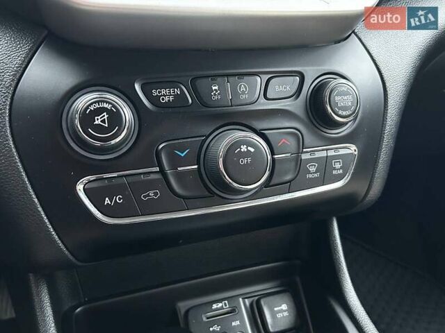 Белый Джип Чероки, объемом двигателя 3.24 л и пробегом 101 тыс. км за 16490 $, фото 21 на Automoto.ua