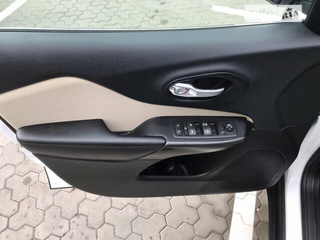 Джип Чероки 2015 в Киеве на Automoto.ua Белый Джип Чероки, объемом двигателя 3.24 л и пробегом 100 тыс. км за 15200 $, фото 25 на Automoto.ua