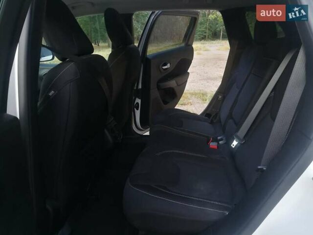 Білий Джип Cherokee, об'ємом двигуна 2.4 л та пробігом 202 тис. км за 12200 $, фото 70 на Automoto.ua