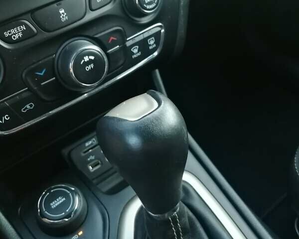 Білий Джип Cherokee, об'ємом двигуна 2.4 л та пробігом 202 тис. км за 12200 $, фото 11 на Automoto.ua