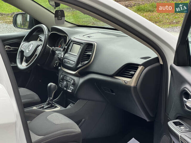 Білий Джип Cherokee, об'ємом двигуна 2.4 л та пробігом 165 тис. км за 11999 $, фото 11 на Automoto.ua