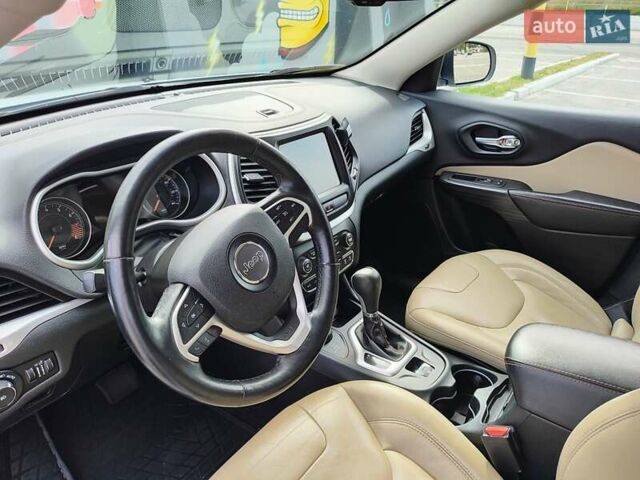 Джип Cherokee 2015 у Києві на Automoto.ua Білий Джип Cherokee, об'ємом двигуна 3.24 л та пробігом 148 тис. км за 13800 $, фото 15 на Automoto.ua