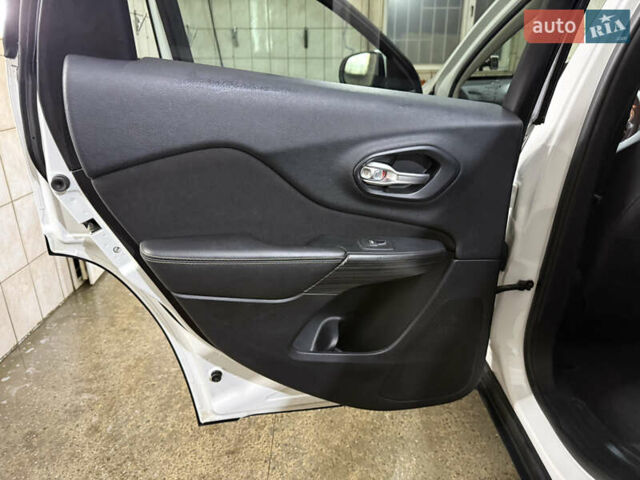 Белый Джип Чероки, объемом двигателя 3.24 л и пробегом 192 тыс. км за 13700 $, фото 11 на Automoto.ua