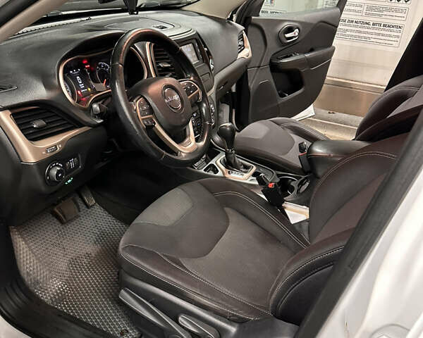 Білий Джип Cherokee, об'ємом двигуна 2.36 л та пробігом 260 тис. км за 11000 $, фото 5 на Automoto.ua