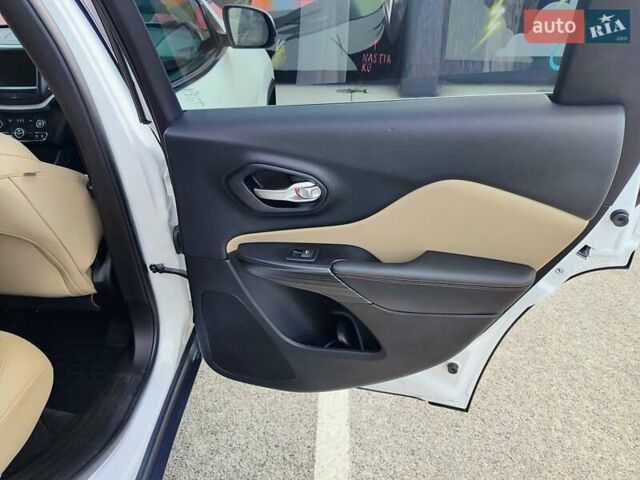 Джип Cherokee 2015 у Києві на Automoto.ua Білий Джип Cherokee, об'ємом двигуна 3.24 л та пробігом 148 тис. км за 13800 $, фото 16 на Automoto.ua