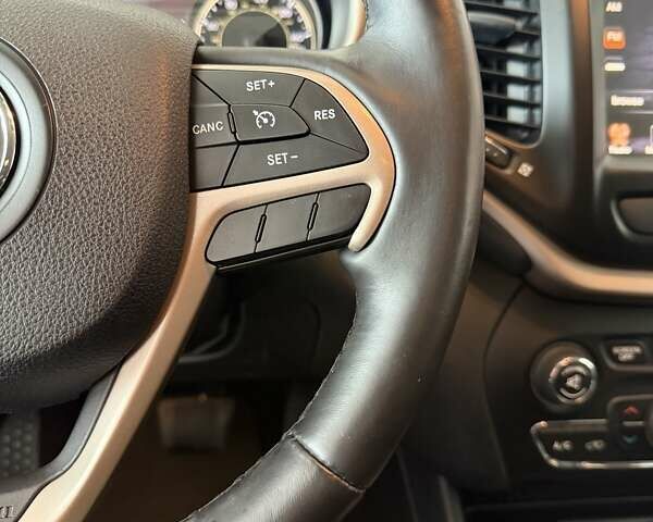 Джип Чероки 2015 в Черновцах на Automoto.ua Белый Джип Чероки, объемом двигателя 2.36 л и пробегом 123 тыс. км за 12990 $, фото 39 на Automoto.ua