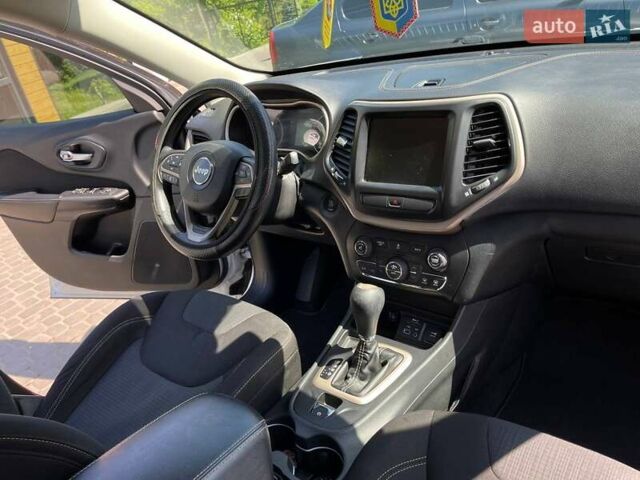 Белый Джип Чероки, объемом двигателя 2.36 л и пробегом 150 тыс. км за 14300 $, фото 9 на Automoto.ua