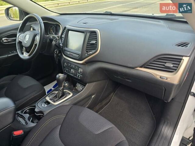Белый Джип Чероки, объемом двигателя 2.2 л и пробегом 148 тыс. км за 15999 $, фото 49 на Automoto.ua
