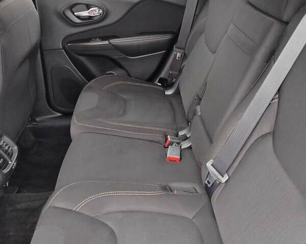 Белый Джип Чероки, объемом двигателя 0 л и пробегом 189 тыс. км за 11700 $, фото 34 на Automoto.ua