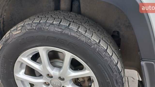 Білий Джип Cherokee, об'ємом двигуна 2.4 л та пробігом 221 тис. км за 12550 $, фото 11 на Automoto.ua