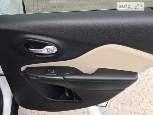 Джип Чероки 2015 в Киеве на Automoto.ua Белый Джип Чероки, объемом двигателя 3.24 л и пробегом 100 тыс. км за 15200 $, фото 46 на Automoto.ua