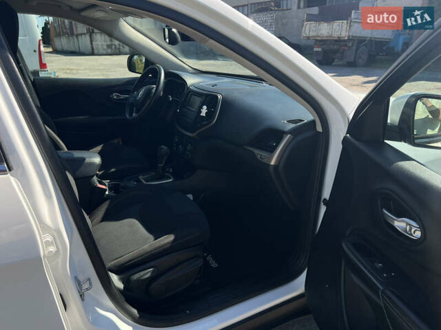 Белый Джип Чероки, объемом двигателя 3.2 л и пробегом 255 тыс. км за 13200 $, фото 5 на Automoto.ua