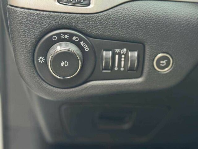 Білий Джип Cherokee, об'ємом двигуна 2.4 л та пробігом 48 тис. км за 15500 $, фото 8 на Automoto.ua