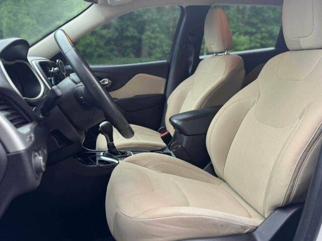 Білий Джип Cherokee, об'ємом двигуна 2.4 л та пробігом 48 тис. км за 15500 $, фото 7 на Automoto.ua