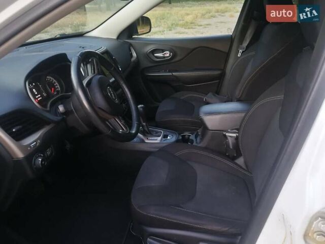 Білий Джип Cherokee, об'ємом двигуна 2.4 л та пробігом 202 тис. км за 12200 $, фото 13 на Automoto.ua
