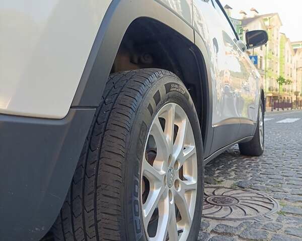 Белый Джип Чероки, объемом двигателя 2.36 л и пробегом 105 тыс. км за 14000 $, фото 6 на Automoto.ua