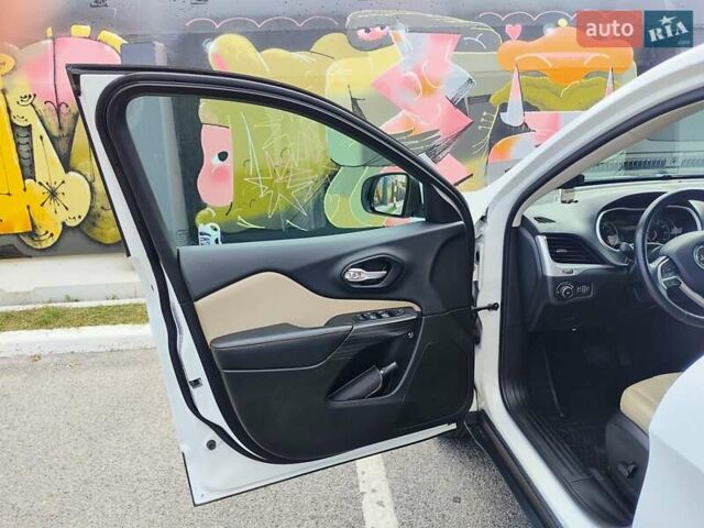 Джип Cherokee 2015 у Києві на Automoto.ua Білий Джип Cherokee, об'ємом двигуна 3.24 л та пробігом 148 тис. км за 13800 $, фото 19 на Automoto.ua