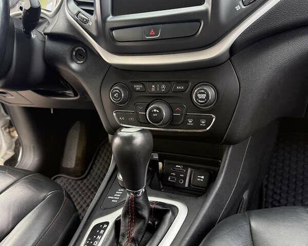 Білий Джип Cherokee, об'ємом двигуна 3.24 л та пробігом 175 тис. км за 16000 $, фото 32 на Automoto.ua