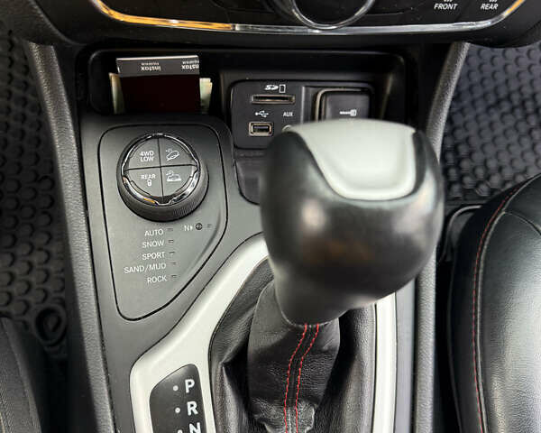 Білий Джип Cherokee, об'ємом двигуна 3.24 л та пробігом 175 тис. км за 16000 $, фото 27 на Automoto.ua
