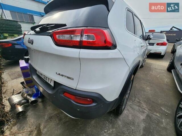 Белый Джип Чероки, объемом двигателя 2 л и пробегом 137 тыс. км за 12800 $, фото 3 на Automoto.ua