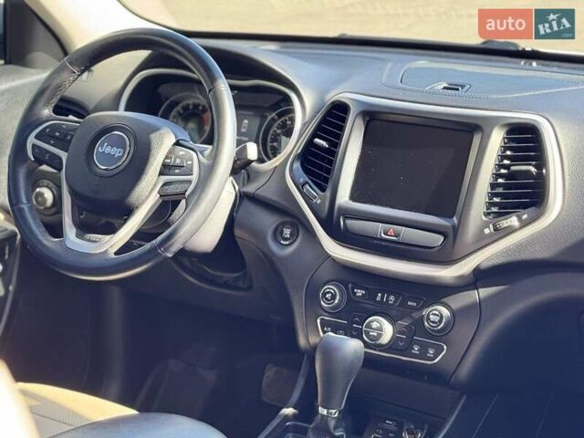 Білий Джип Cherokee, об'ємом двигуна 3.2 л та пробігом 84 тис. км за 15999 $, фото 8 на Automoto.ua