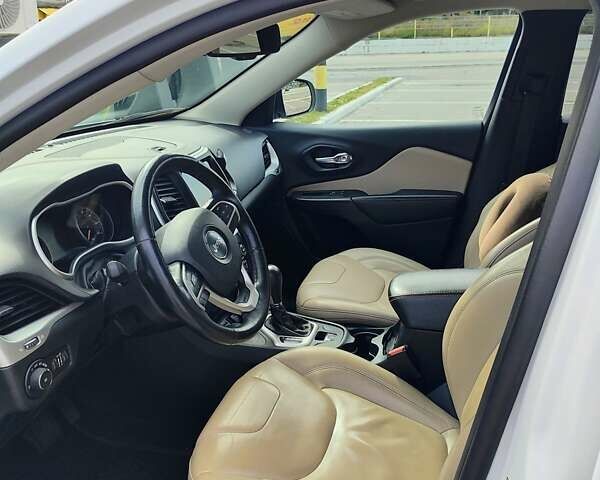 Джип Cherokee 2015 у Києві на Automoto.ua Білий Джип Cherokee, об'ємом двигуна 3.24 л та пробігом 148 тис. км за 13800 $, фото 13 на Automoto.ua