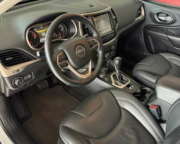 Джип Чероки 2015 в Черновцах на Automoto.ua Белый Джип Чероки, объемом двигателя 2.36 л и пробегом 123 тыс. км за 12990 $, фото 30 на Automoto.ua