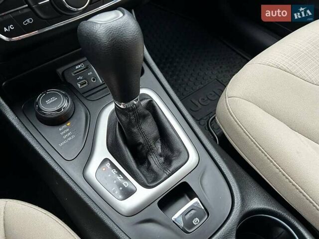 Белый Джип Чероки, объемом двигателя 3.24 л и пробегом 101 тыс. км за 16490 $, фото 24 на Automoto.ua