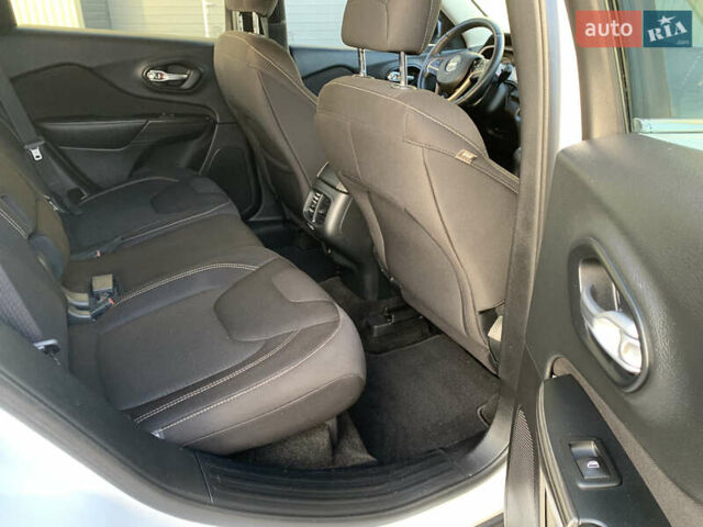 Білий Джип Cherokee, об'ємом двигуна 2.36 л та пробігом 297 тис. км за 9650 $, фото 22 на Automoto.ua