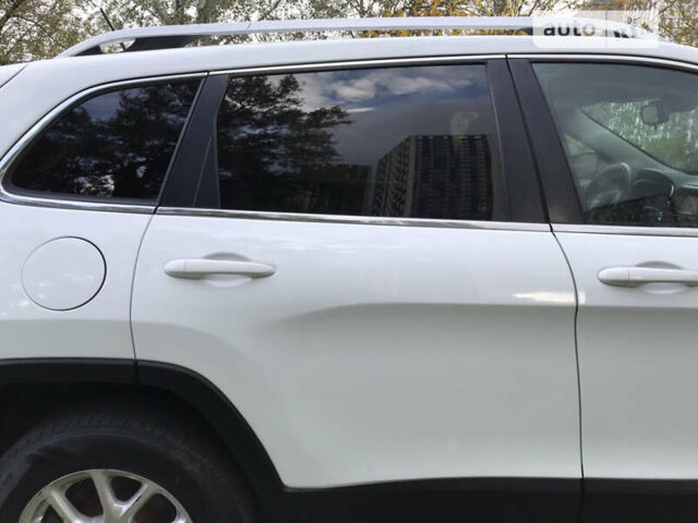 Джип Чероки 2015 в Киеве на Automoto.ua Белый Джип Чероки, объемом двигателя 3.24 л и пробегом 100 тыс. км за 15200 $, фото 13 на Automoto.ua