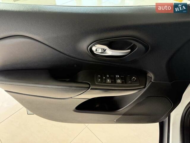 Джип Чероки 2015 в Черновцах на Automoto.ua Белый Джип Чероки, объемом двигателя 2.36 л и пробегом 123 тыс. км за 12990 $, фото 52 на Automoto.ua